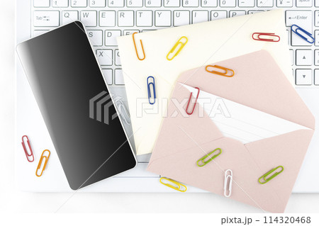 パソコンとスマホと封筒とクリップ。添付ファイルのイメージ パソコンとスマホと封筒とクリップ。添付ファイルのイメージ 114320468