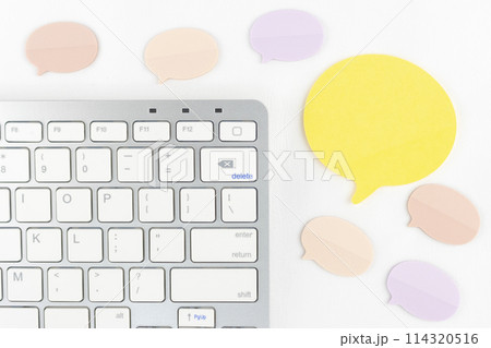 キーボードと吹き出しの付箋。SNSのイメージ キーボードと吹き出しの付箋。SNSのイメージ 114320516