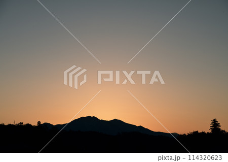 日の出前の東の空が朱に染まる茅ヶ岳 114320623