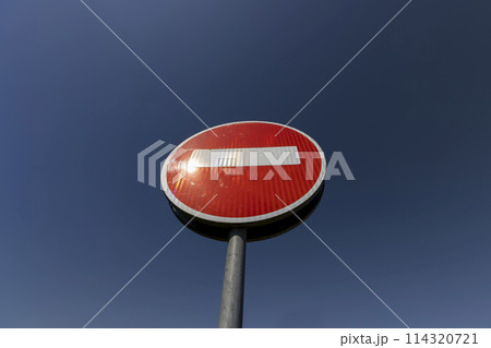 red round sign with a white rectangle forbidding entry to the road 114320721