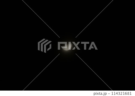 月齢6.7弥生三月上弦の月、朧月 114321681