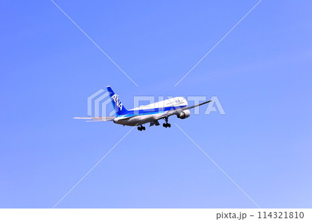 【香川県】離陸する旅客機、ジェット機（高松空港） 114321810