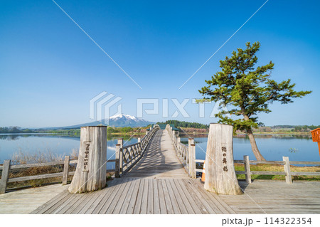 「青森県」快晴の青空と鶴の舞橋　日本一の木造三連太鼓橋 114322354