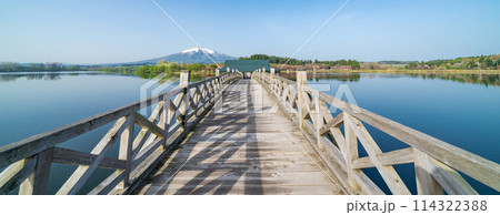 「青森県」快晴の青空と鶴の舞橋　日本一の木造三連太鼓橋 114322388