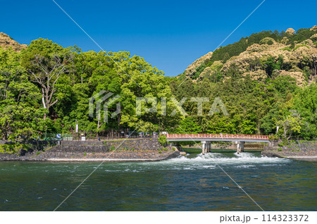 宇治公園塔の島からの新緑の山並み　京都府宇治市 114323372