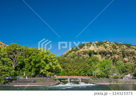 宇治公園塔の島からの新緑の山並み 京都府宇治市 宇治公園塔の島からの新緑の山並み 京都府宇治市 114323373