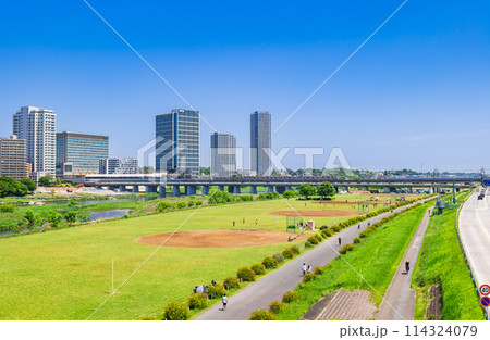 東京　二子玉川の高層ビルと多摩川河川敷（川崎市側） 114324079