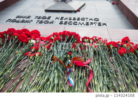 The eternal flame is a constantly burning fire, the solemn memory of the people about the fallen heroes, freedom fighters. Inscription - your name is unknown, your feat is immortal. Petrozavodsk. 114324108