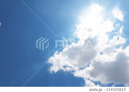 初夏の青空と太陽 初夏の青空と太陽 114325623