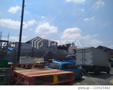 Car parks in urban areas are close to several industrial buildings 114325802