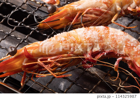 ［インドネシア産］天然　有頭海老の塩焼き 114325987