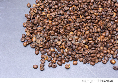 roasted arabica coffee beans close up background 114326301