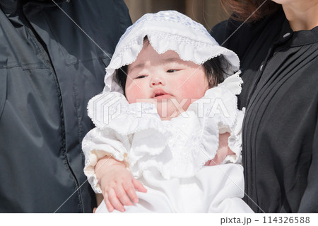 【両親とお宮参りの赤ちゃん】 【両親とお宮参りの赤ちゃん】 114326588