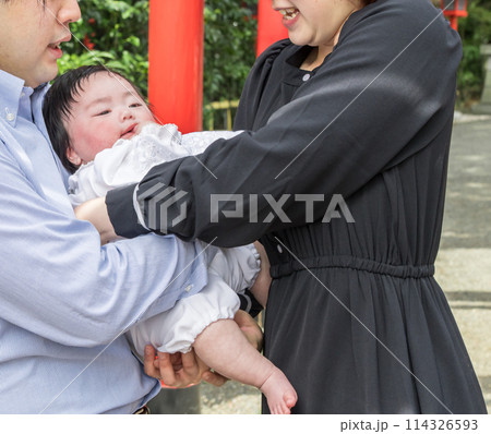 【両親とお宮参りの赤ちゃんと赤い鳥居】 【両親とお宮参りの赤ちゃんと赤い鳥居】 114326593