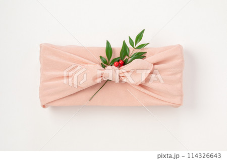 風呂敷に包んだ贈り物 114326643