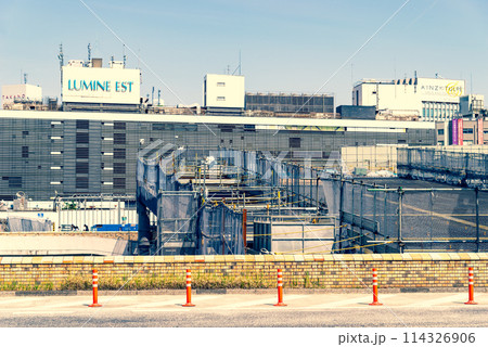 変貌する東京 再開発中の新宿駅西口駅前 2024.04　c-3 暖色加味 114326906