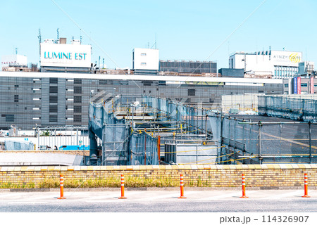 変貌する東京 再開発中の新宿駅西口駅前 2024.04　c-4 ライトカラー 114326907