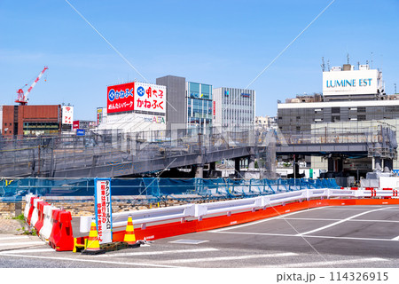 変貌する東京 再開発中の新宿駅西口駅前 2024.04　e-1 114326915