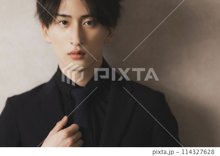 黒いスーツの男性 黒いスーツの男性 114327628