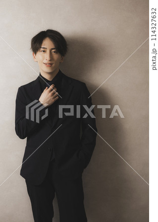 黒いスーツの男性 114327632
