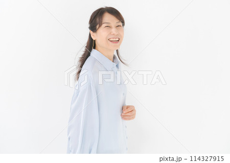白いシャツのミドル女性 白いシャツのミドル女性 114327915
