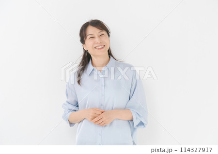 白いシャツのミドル女性 114327917