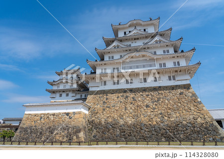 兵庫県姫路市　本丸から見る姫路城の大天守 114328080