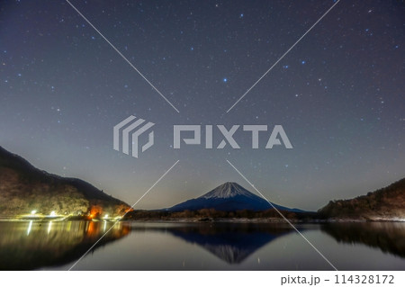 精進湖で見た富士山と星空のコラボ情景 精進湖で見た富士山と星空のコラボ情景 114328172