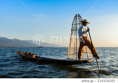Burmese fisherman at Inle lake, Myanmar 114328283