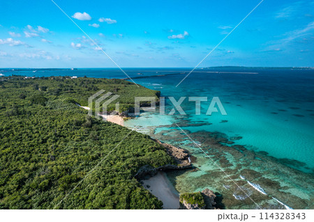 【沖縄・宮古島】砂山ビーチ付近を上空からドローンで撮影③ 114328343