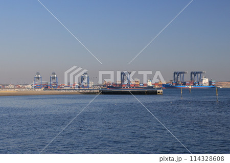 城南島から見た中央防波堤コンテナふ頭の風景 114328608
