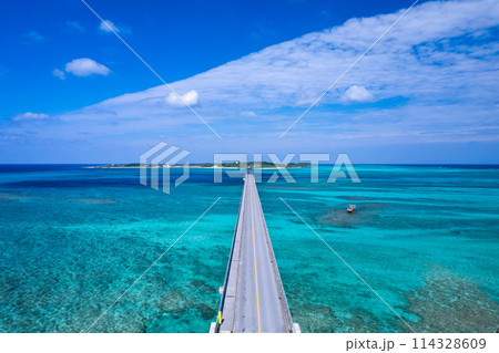 【沖縄・宮古島】池間駐車場付近上空から池間大橋と池間島をドローンで撮影① 【沖縄・宮古島】池間駐車場付近上空から池間大橋と池間島をドローンで撮影① 114328609