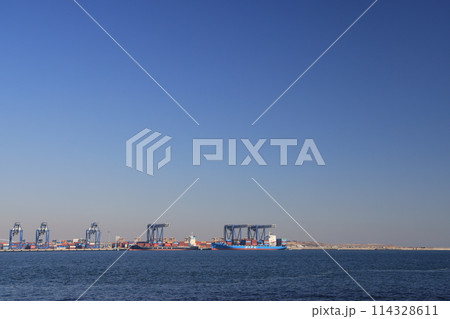 城南島から見た中央防波堤コンテナふ頭の風景 城南島から見た中央防波堤コンテナふ頭の風景 114328611