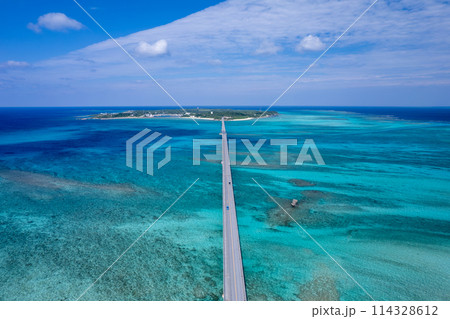 【沖縄・宮古島】池間駐車場付近上空から池間大橋と池間島をドローンで撮影② 114328612