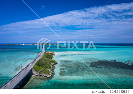 【沖縄・宮古島】池間駐車場付近上空から池間大橋と池間島をドローンで撮影⑩ 【沖縄・宮古島】池間駐車場付近上空から池間大橋と池間島をドローンで撮影⑩ 114328625