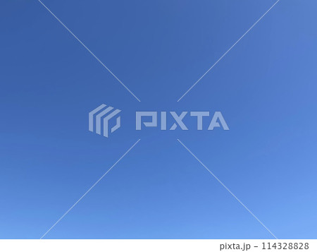 雲ひとつない5月の青空 114328828