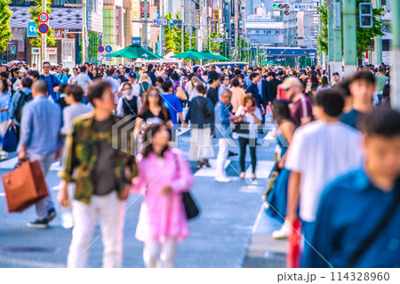 日本の東京都市景観 カップルらで賑わうGWの銀座歩行者天国…インバウンド復活=5月5日 日本の東京都市景観 カップルらで賑わうGWの銀座歩行者天国…インバウンド復活=5月5日 114328960