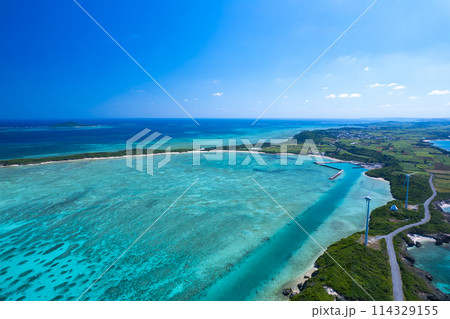 【沖縄・宮古島】西平安名崎と久高島周辺の青くてきれいな宮古島の海をドローンで撮影③ 114329155