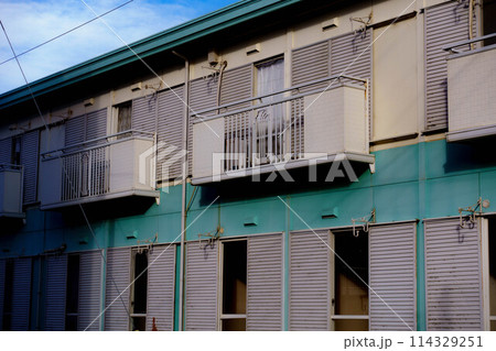 老朽化したアパート 114329251