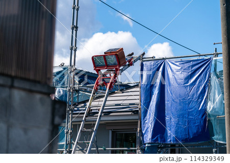 建築現場の瓦揚げ機 114329349