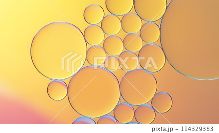 Close-up of oil on water on golden yellow gradient abstract background 114329383
