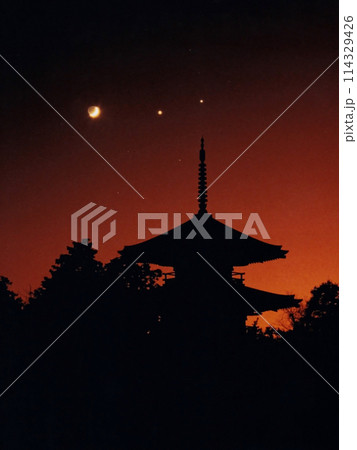 世界遺産 斑鳩の夕景にかかる三天体 世界遺産 斑鳩の夕景にかかる三天体 114329426