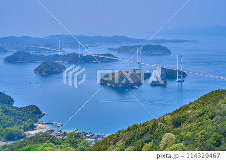 春の愛媛県今治市の亀老山展望公園の展望デッキから西側の来島海峡大橋方面を見る 114329467