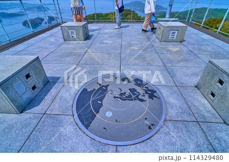 愛媛県今治市の亀老山展望公園の来島海峡大橋が見える展望デッキBと方位盤 114329480