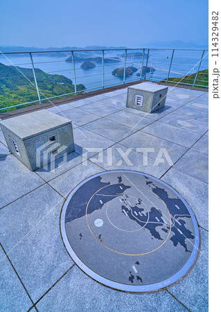 愛媛県今治市の亀老山展望公園の来島海峡大橋が見える展望デッキBと方位盤 愛媛県今治市の亀老山展望公園の来島海峡大橋が見える展望デッキBと方位盤 114329482
