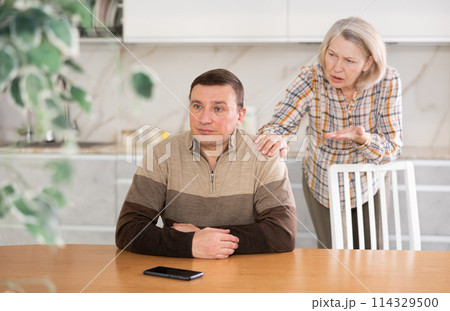 Family quarrel of mother and son 114329500