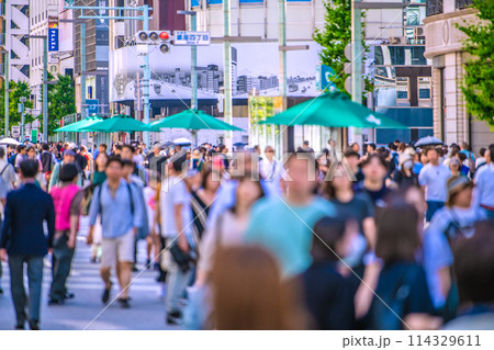 日本の東京都市景観 カップルらで賑わうGWの銀座歩行者天国…インバウンド復活＝5月5日 114329611