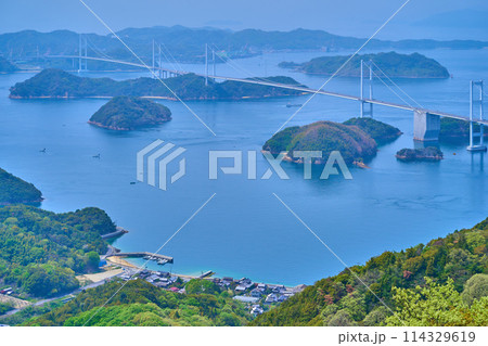 春の愛媛県今治市の亀老山展望公園の展望デッキから西側の来島海峡大橋方面を見る 114329619