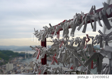 尾道千光寺境内のおみくじ結び-1 114330012