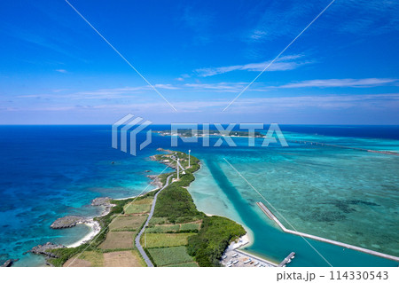 【沖縄・宮古島】東平安名崎から見える池間島と池間大橋を上空からドローンで撮影③ 【沖縄・宮古島】東平安名崎から見える池間島と池間大橋を上空からドローンで撮影③ 114330543